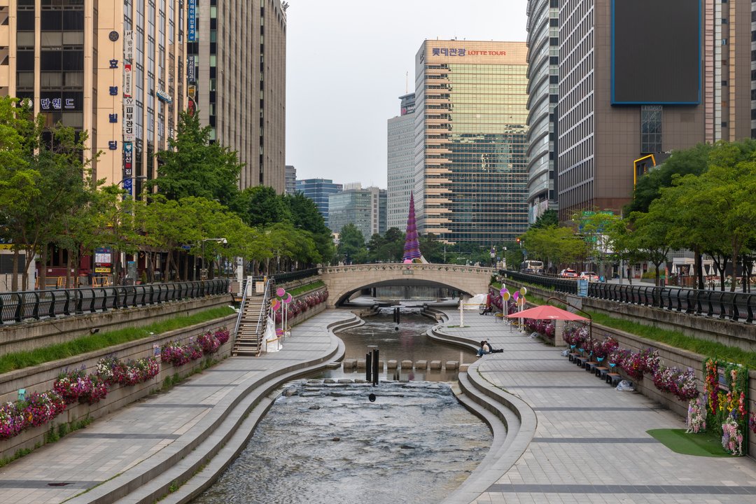 Iris|Cheonggyecheon — The Recovered Stream Under the Gunfight City