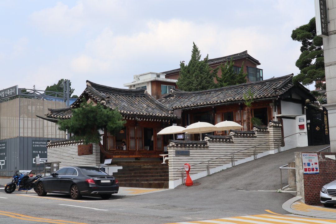 Our Beloved Summer|Yunboseon-gil — The Alley Where She Carried Him Home