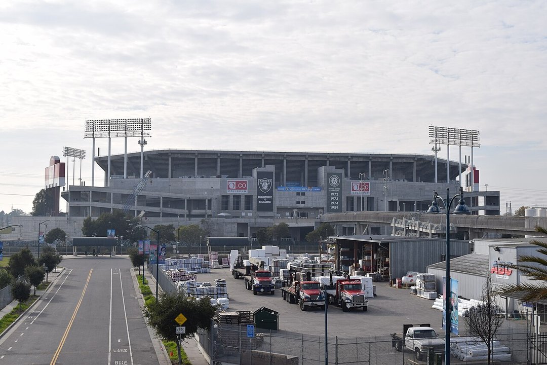 Concert History | Oakland–Alameda County Coliseum — The Earthquake Changed Setup Time and the Stage Message