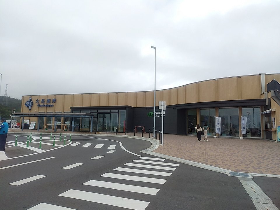 すずめの戸締まり | 道の駅 大谷海岸 — 車内のパンが旅を日常へ戻す