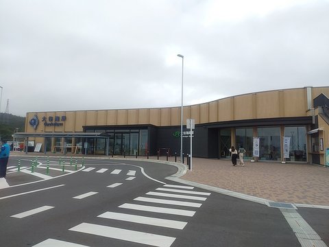 すずめの戸締まり | 道の駅 大谷海岸 — 車内のパンが旅…