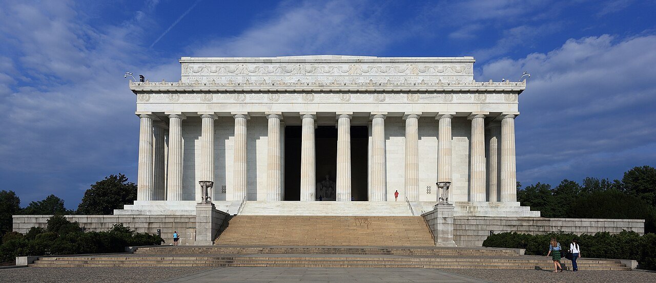 Along Came a Spider|Lincoln Memorial, east steps — the city's confessional, filmed from the front