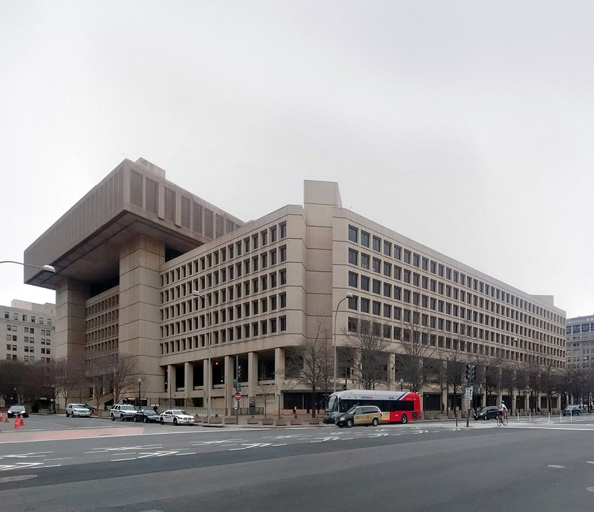 Along Came a Spider|J. Edgar Hoover Building — the concrete slab where the federal case lands