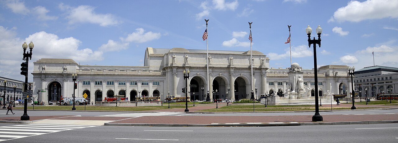 Along Came a Spider|Washington Union Station — where the timetable becomes the villain's clock