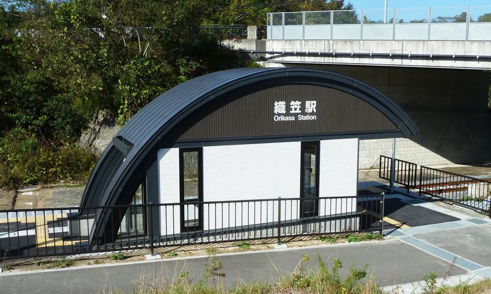 すずめの戸締まり | 織笠駅 — 別れのホームから列車が動く