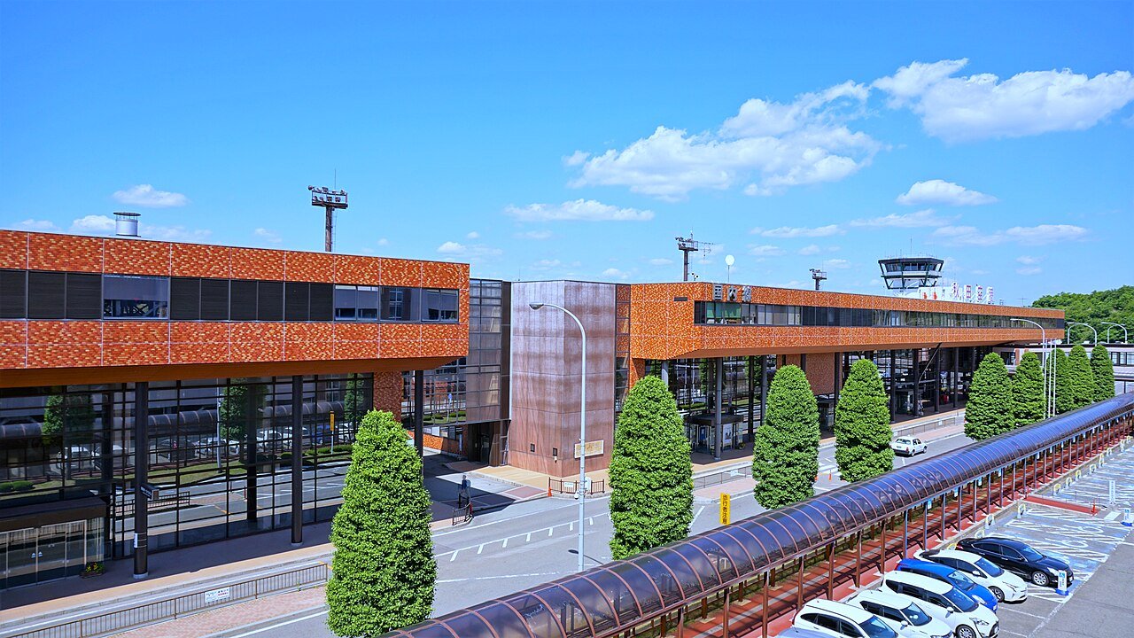 Japan Places | 秋田空港 おなごりホン — Named for the Reluctance to Let Go