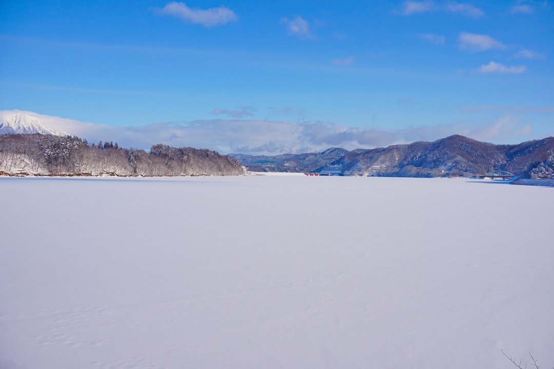 3月のライオン | 御所湖 — 白く沈黙する宗谷の世界
