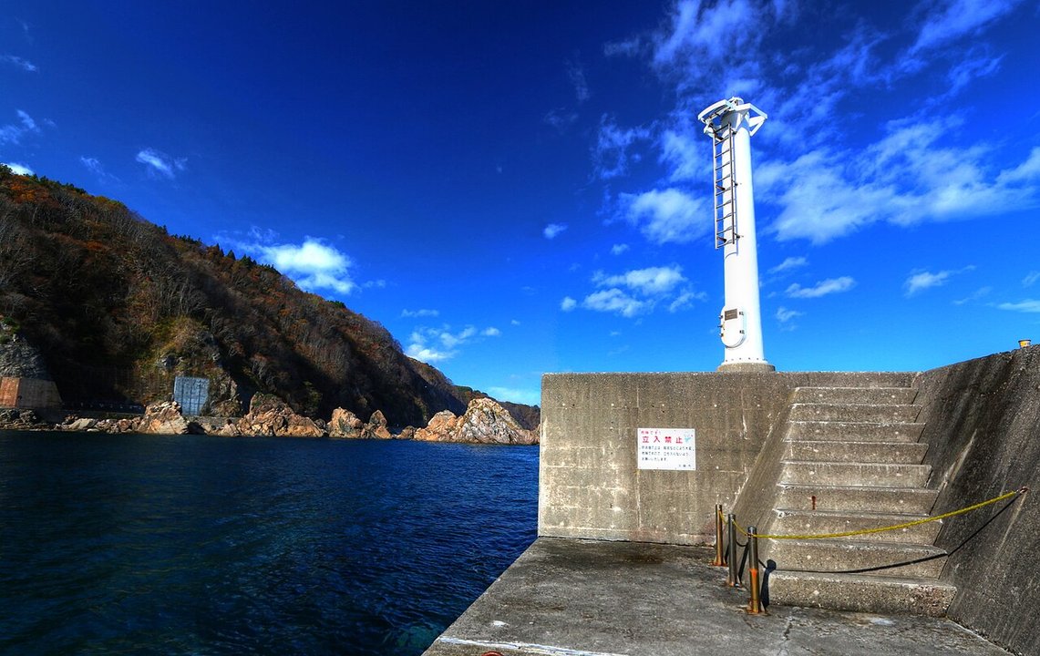 あまちゃん (Amachan) | 小袖港北防波堤灯台 Kosode Lighthouse — A White Mark Against the Sea