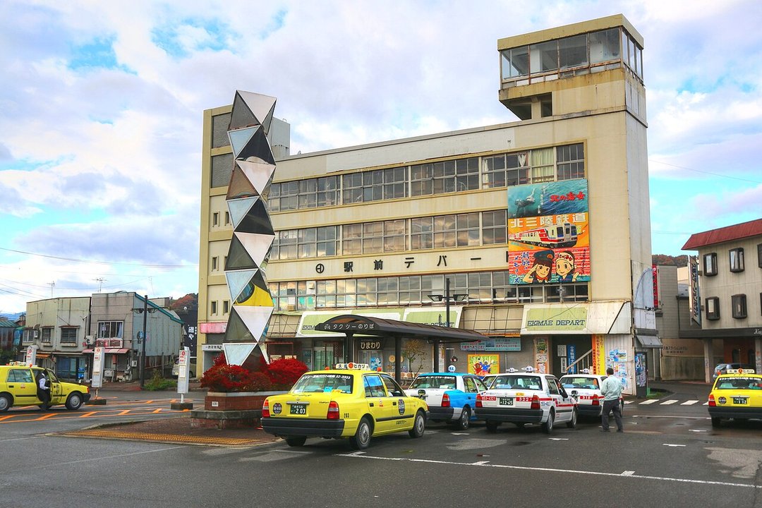 あまちゃん (Amachan) | 久慈駅前ビル Kuji Station-Front Building — Meetings Above the Taxi Rank