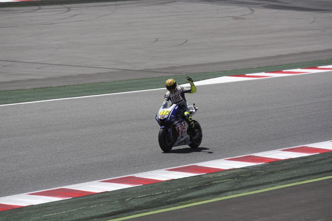 Racing|MotoGP|2009 Catalan Grand Prix — Rossi Passes Lorenzo at Montmeló’s Final Corner