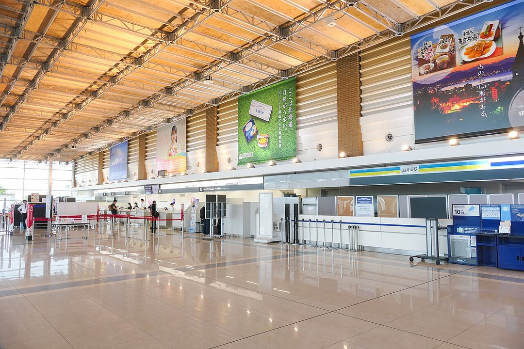 Japan Places | 函館空港 もしもしコーナー — The Pillars Used in Ito