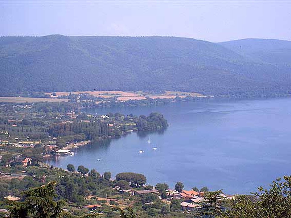 All the Money in the World|Bracciano — The Lake Country That Played Calabria — photo 2