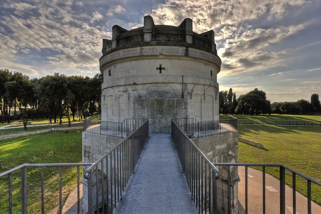 Dynastic History|Mausoleo di Teodorico — The Stone Lid and the Empty Tub