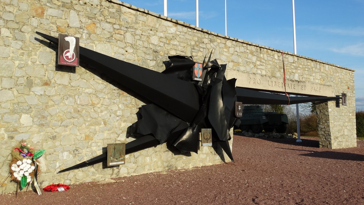 Military History | Mémorial de Montormel — The Polish Badge Is Captioned in French