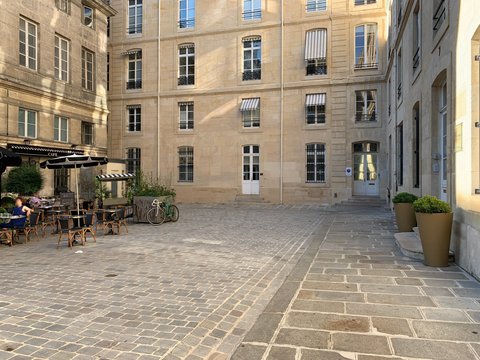 Emily in Paris | Place de Val…