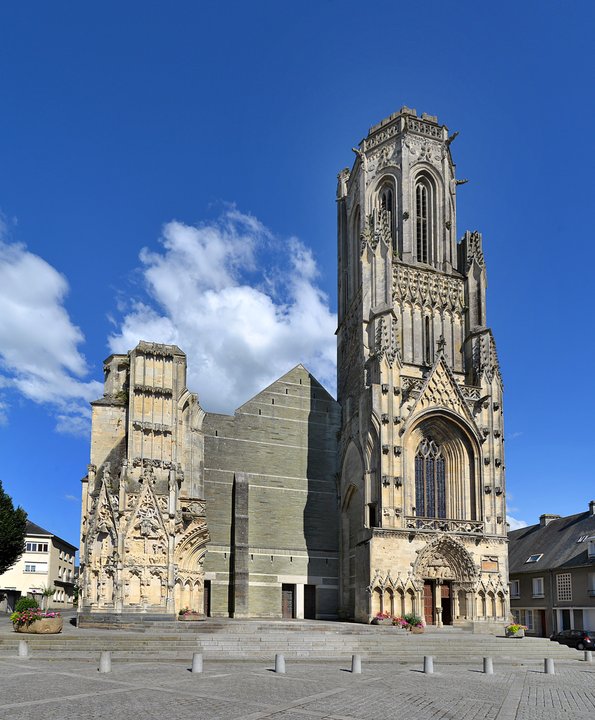 Military History | Église Notre-Dame de Saint-Lô — The Schist Wall Carries No Inscription