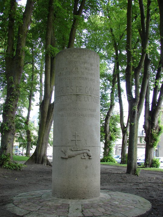 Biography | Charles de Gaulle — The Platform Was Set Up Under the Trees