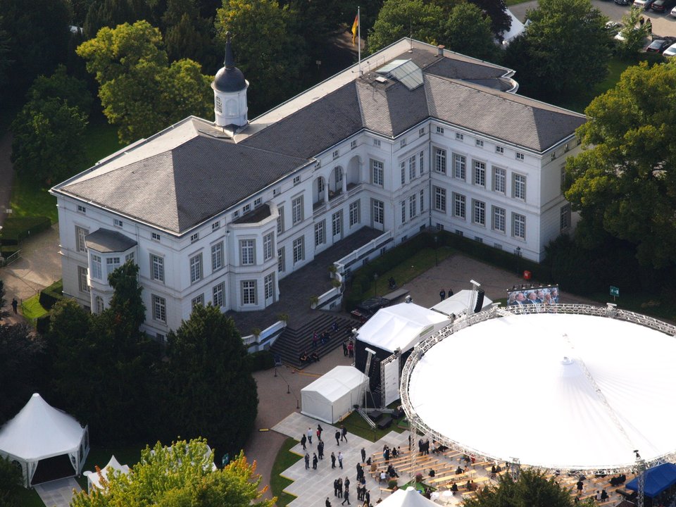 Biography|Klaus Töpfer — The Oath That Put Him in Palais Schaumburg