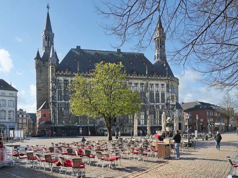 Dynastic History | Aachen Town Hall — The Burghers Rebuilt the King's Hall