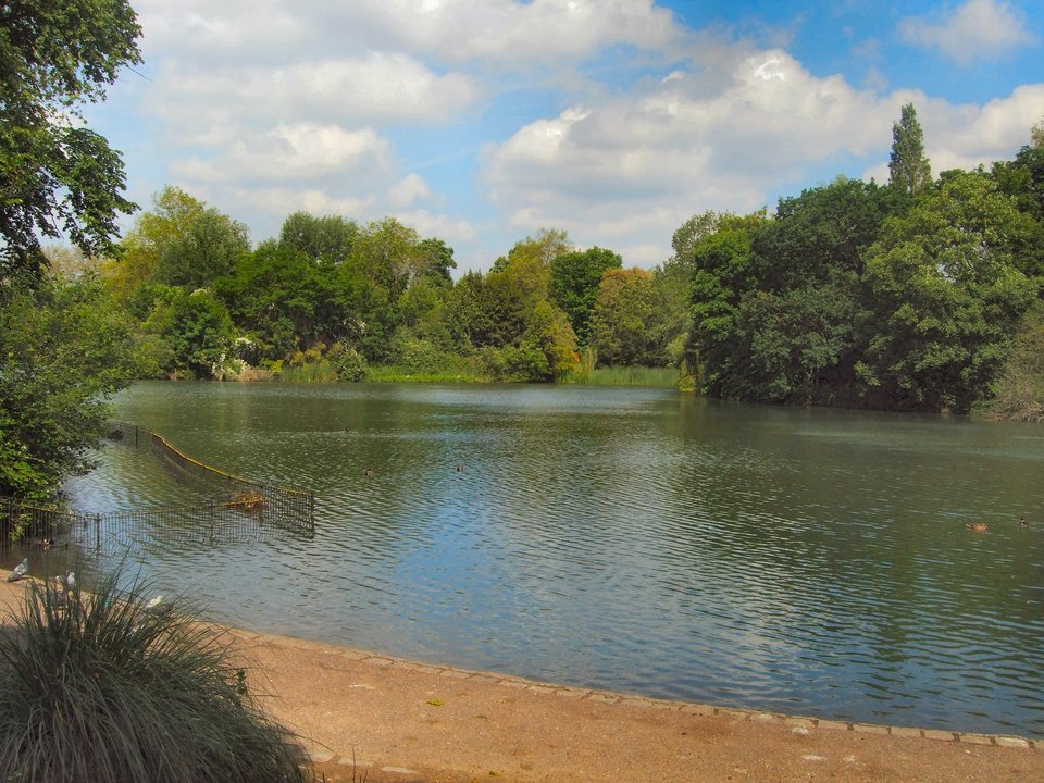 Mr. Bean | Battersea Park Lake — One Controller, Two Machines