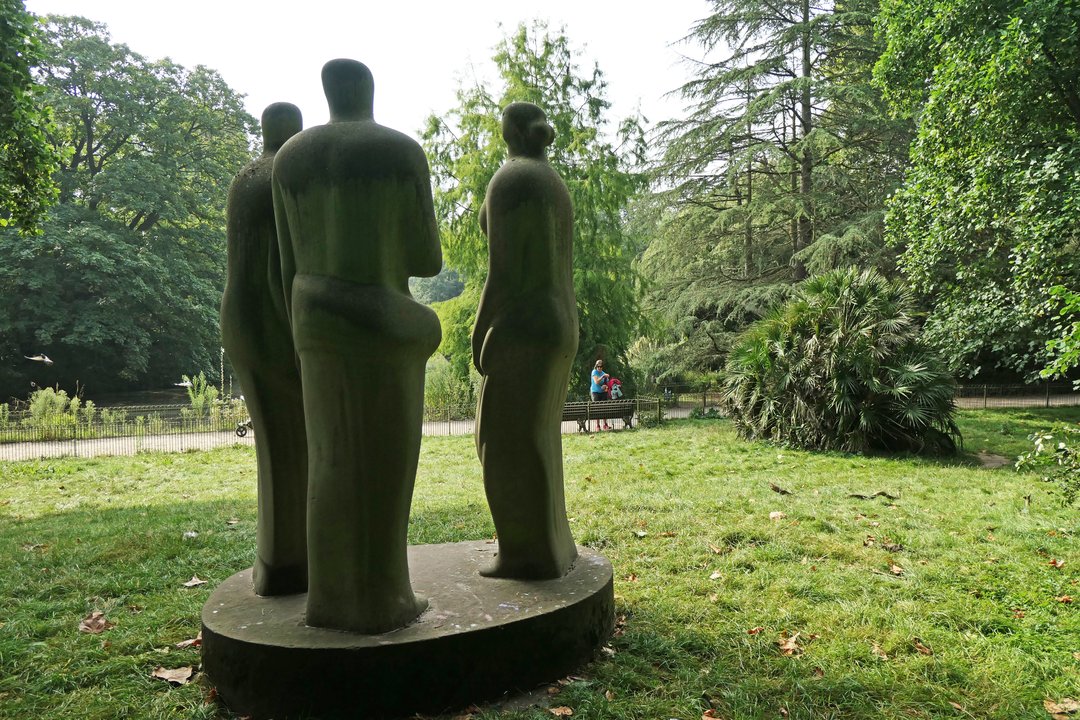 Mr. Bean | Three Standing Figures — The Camera Thief’s Perfect Frame