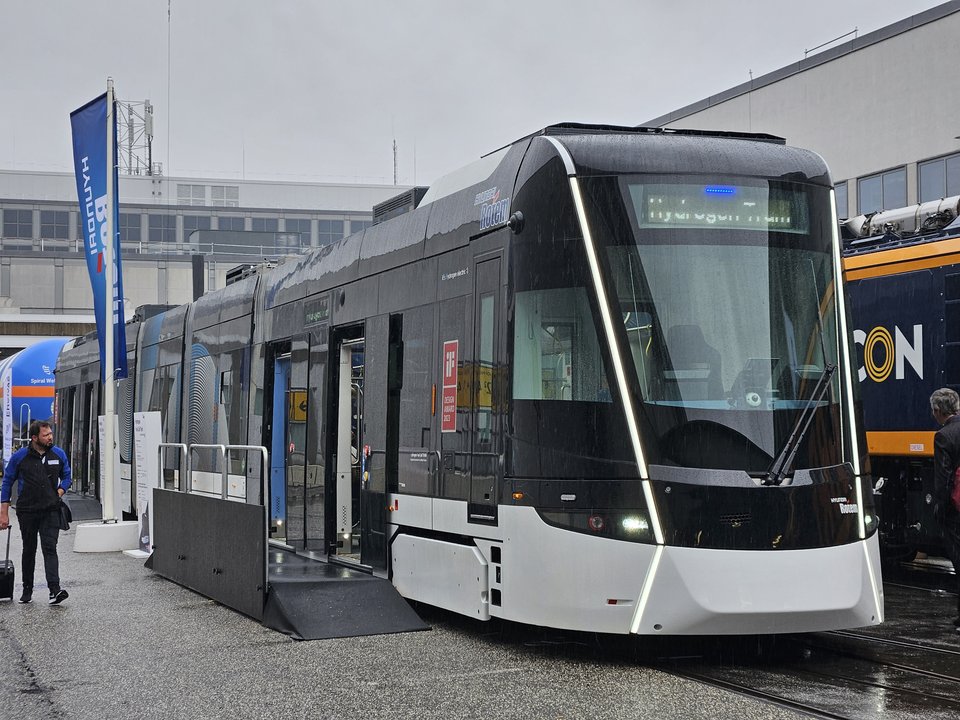 Biography|Lee Yong-bae — The Berlin Hall Where Rotem's Hydrogen Tram Stood in 2024