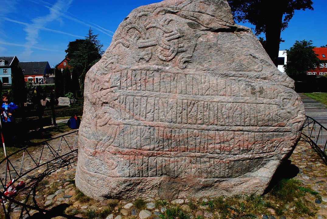 Dynastic History|Jelling Runestones — The Claim Harald Cut in Granite